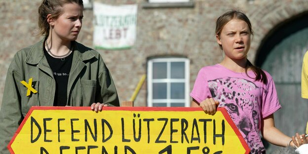 Lützerath: Die Klimaaktivistinnen Luisa Neubauer (l) und Greta Thunberg (r) stehen mit einem Schild "Defend Lützerath Defend 1.5 Grad C" bei einem Pressetermin im Tagebaudorf Lützerath dem Hof von Bauer Heukamp.