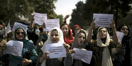 Afghanische Frauen protestieren mit Schildern für ihre Rechte