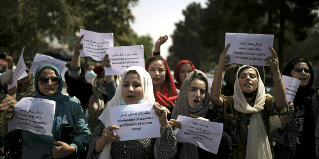 Afghanische Frauen protestieren mit Schildern für ihre Rechte
