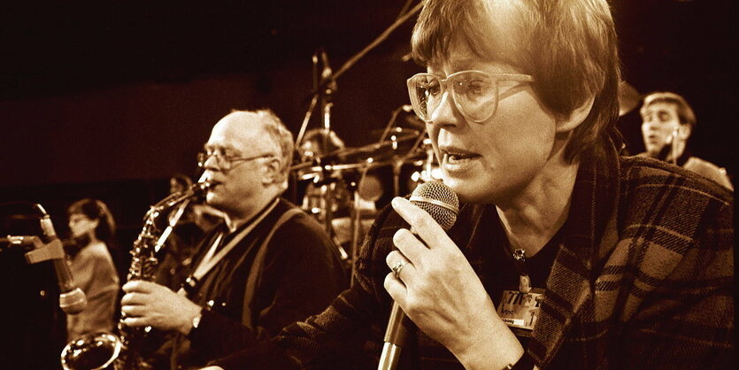 Ernst Ludwig Petrowsky im Hintergrund mit Saxophon und Uschi Brüning singt