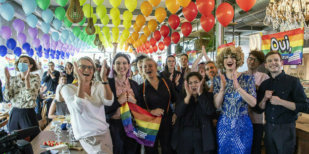 Personen feiern in einem Lokal der Befürworter für eine «Ehe für alle». Der Raum Ist voller Luftballone in Regenbogenfarben.