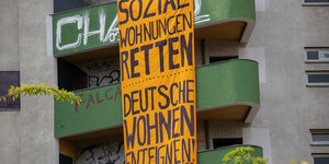 "Sozialwohnungen retten, Deutsche Wohnen und Co enteignen" steht auf einem Banner an einer Hauswand
