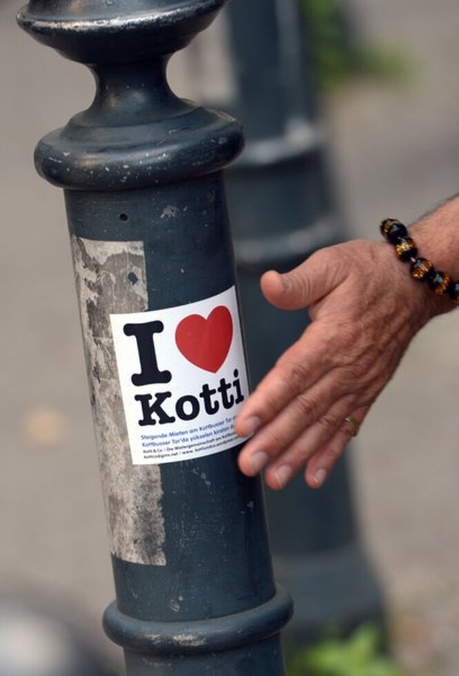 Aufkleber "I love Kotti" klebt an einer Säule