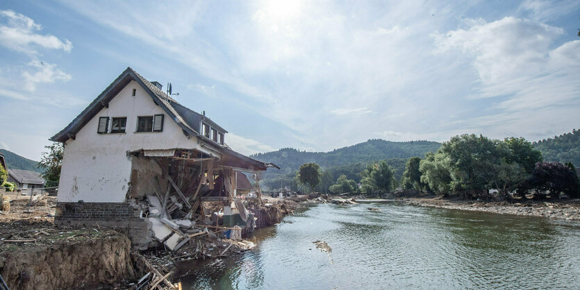 Ein Haus am Ufer.