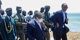 Paul Kagame (rechts) und Filipe Nyusi (Mitte) am Strand von Pemba