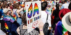 Eine Menschenansammlung, jemand trägt ein Schild mit der Aufschrift "Ja - Ehe für alle"