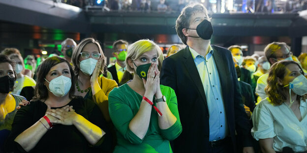 n: Gäste der Wahlparty von Bündnis 90/Die Grünen erwarten die Wahlprognose