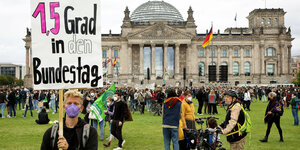 "1,5 Grad in den Bundestag"-Schild bei Demo vorm Bundestag