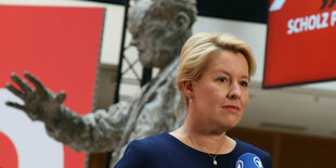 Franziska Giffey vor einer Figur von Willy Brandt