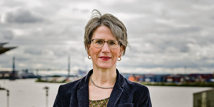 Larissa Bendel steht im Hamburger Hafen.