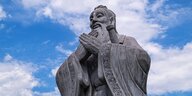 Eine Konfizius-Statue aufgenommengegen bewölkten Himmel
