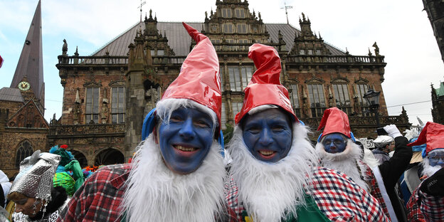 Teilnehmer des Samba-Karnevals-Umzuges ziehen als Schlümpfe verkleidet durch die Innenstadt von Bremen.