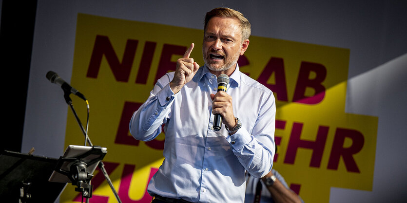 Christian Lindner spricht in ein Mikrofon