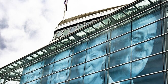 Portraits von Konrad Adenauer, Helmut Kohl, Angela Merkel und Armin Laschet an der CDU-Parteizentrale in Berlin