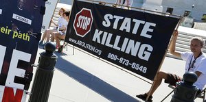 Protest mit Schildern gegen die Todesstrafe vor dem Supreme Court in Washington