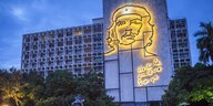Ein Relief des Konterfeis von Che Guevara ist beleuchtet