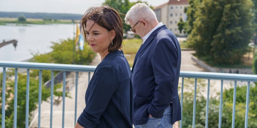 Annalena Baerbock und Joschka Fischer auf einer Brücke