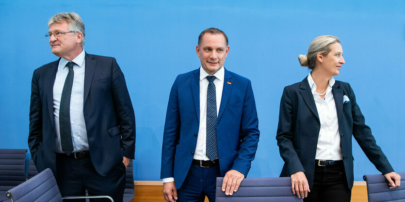 Jörg Meuthen, Tino Chrupalla und Alice Weidel stehen in der Bundespressekonferenz