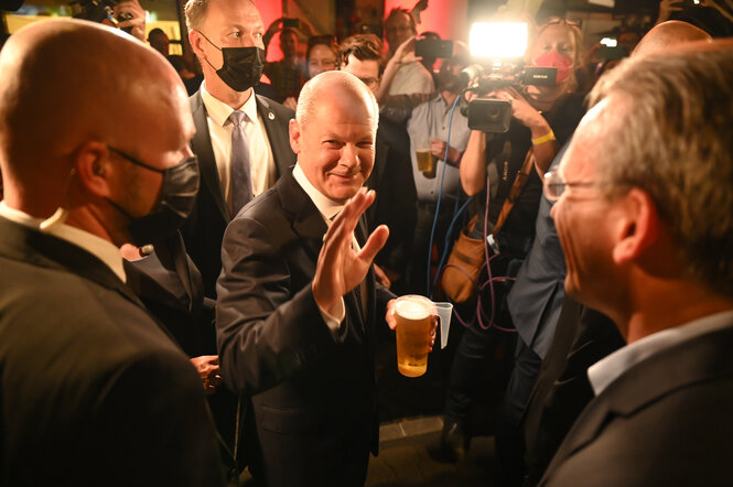 Olaf Scholz in der Wahlnacht umringt von Kameras