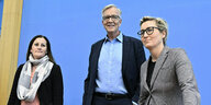 Nicht lustig: Janine Wissler, Dietmar Bartsch und Susanne Hennig-Wellsow stehen vor einem blauen Hintergrund