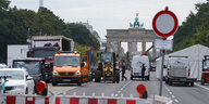 Durchfahrt-verboten-Schild vor dem Brandenburger Tor