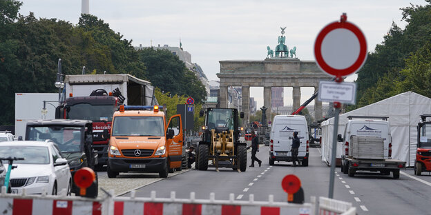 Durchfahrt-verboten-Schild vor dem Brandenburger Tor