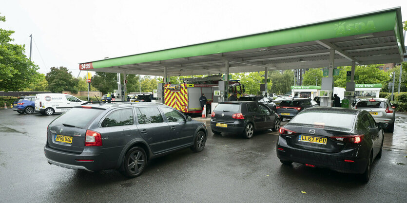 Autoschlange an einer Tankstelle