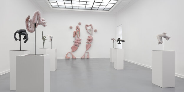 "Keramikskulpturen von Elsa Sahal in der Ausstellung "Female Factory", in der Bildmitte ist die Skulptur "Dancing Twins" (2021) zu sehen