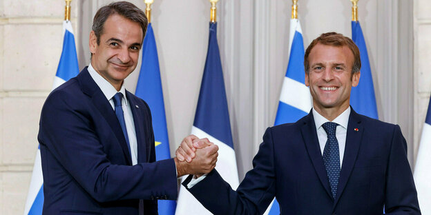 Kyriakos Mitsotakis und Emmanuel Macron geben sich die Hände