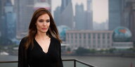 Die Schauspielerin Angelina Jolie vor einer Skyline in Shanghai.