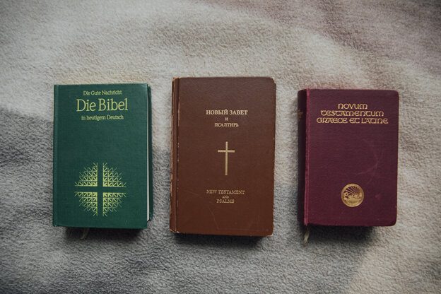 Drei Bibel in drei verschiedenen Sprachen, auch russisch, sie alle werden von Rudolf Götz gelesen, er kann mehrere Sprachen