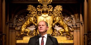 Olaf Scholz vor dem Hamburger Stadtwappen