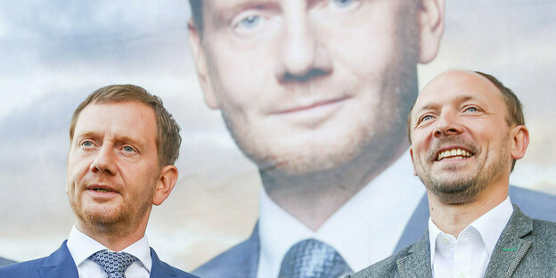 Kretschmer und Wanderwitz vor einem Wahlplakat mit einem Kretschmer-Portrait