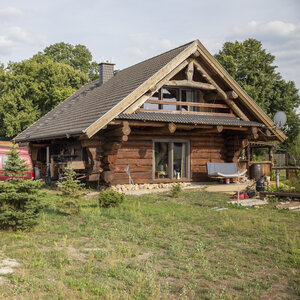 Holzhaus auf einer grünen Wiese Holzhaus auf einer grünen Wiese