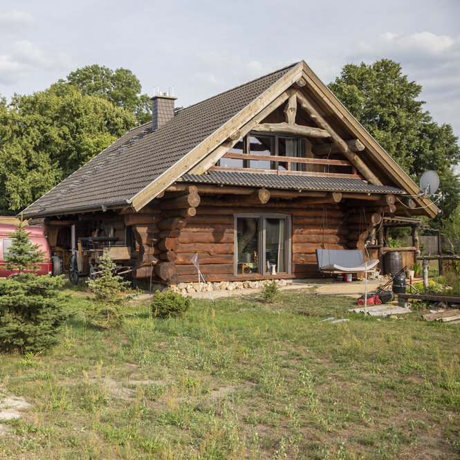 Holzhaus auf einer grünen Wiese