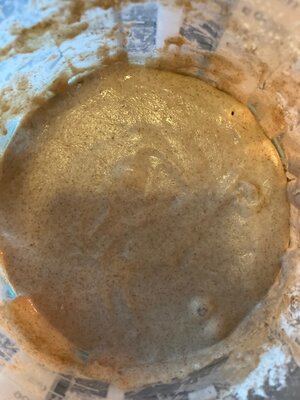 Teig von oben in einem durchsichtigen Messbecher Teig von oben in einem durchsichtigen Messbecher