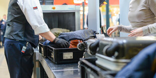 Das Handgepäck von Passagieren wird im Sicherheitsbereich vom Flughafen Tegel bei einer Gepäckkontrolle kontrolliert.