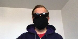 Der Musiker Christoph de Babalon mit Sonnenbrille und Mund- und Nasenschutz