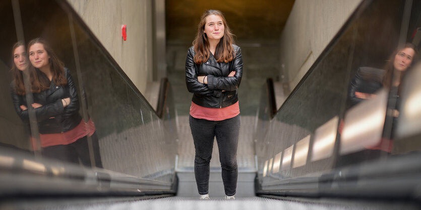 Die jüngste Abgeordnete des neuen Bundestags, Emilia Fester von den Grünen, auf einer Rolltreppe