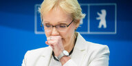 Die Berliner Landeswahlleiterin Petra Michaelis senkt den Kopf
