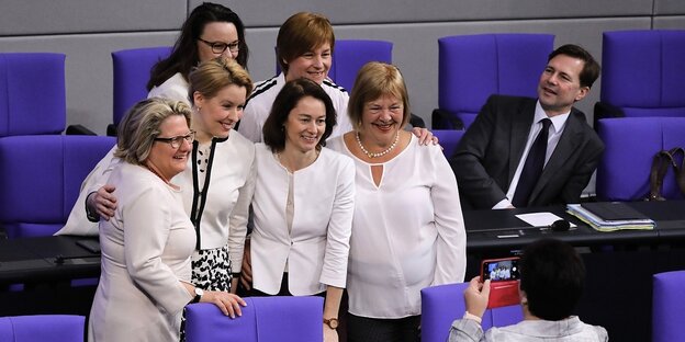 Politikerinnen im Bundestag sind ganz in Weiß gekleidet und lassen sich fotografieren