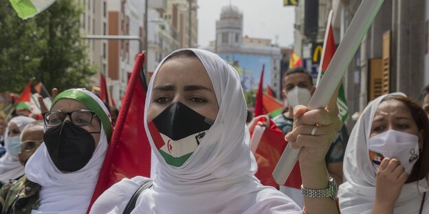 Demonstrantinnen mit weißen KOpftüchern protestieren für die Freiheit der Menschen in der Westsahara