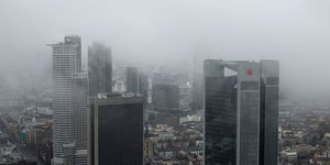 Skyline des Frankfurter Bankenzentrums im Nebel.