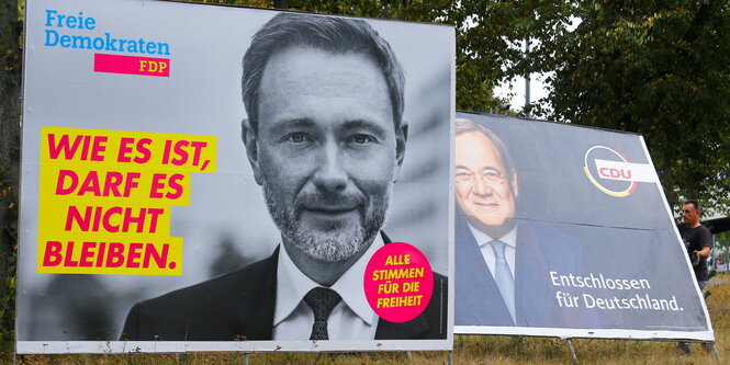 Großformatige Wahlplakate von Laschet und Lindner nebeneinander