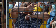 Eine Frau weint vor der Haftanstalt Guayas N1, in der es zu gewalttätigen Auseinandersetzungen gekommen ist. Sie lehnt gegen ein Gitter und hält ein Taschentuch in der einen Hand