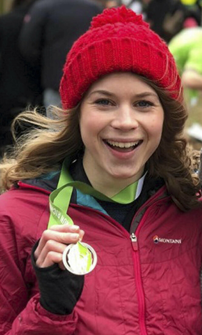 Die getötete Sarah Everard zeigt eine Medaille