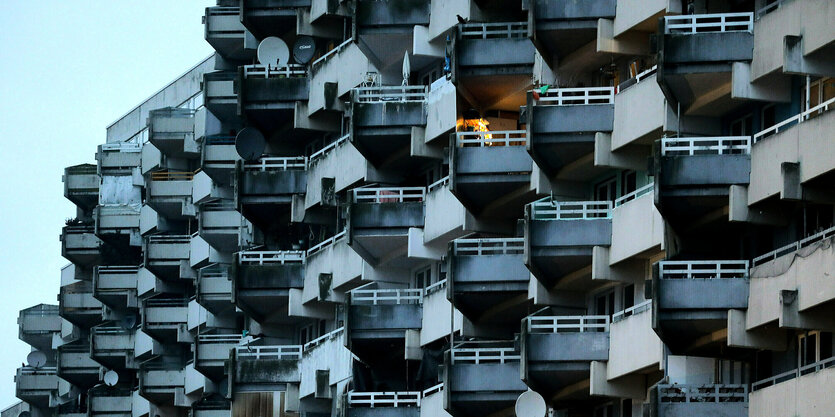 Ein Licht leuchtet auf dem Balkon eines Wohnhauses