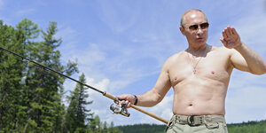 Putin mit entblößtem Oberkörper beim Angeln