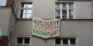 Ein Transparent mit der Aufschrift «Heimstaden stoppen - Kiezleben retten» hängt an der Fassade eines Hauses unweit des Wildenbruchplatzes in Neukölln.
