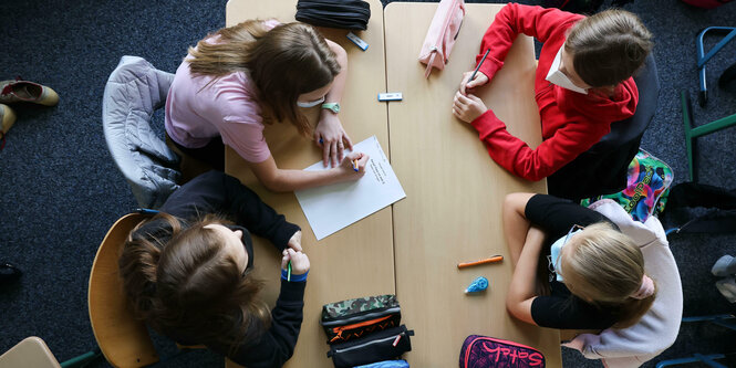 Schülerinnen und Schüler in Hamburg-Lurup schreiben in einer Gruppenarbeit im Klassenzimmer ihre Wünsche für das neue Schuljahr auf einen Zettel unter dem Motto: „Darauf freue ich mich?“ aufam ersten Schultag nach den Ferie